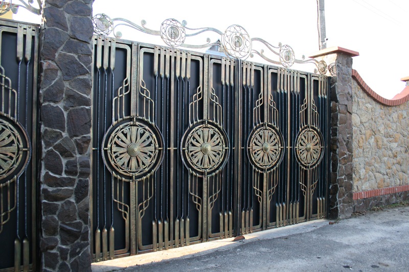 Огорожі, брами